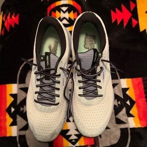 Size 11 brooks tennis shoes